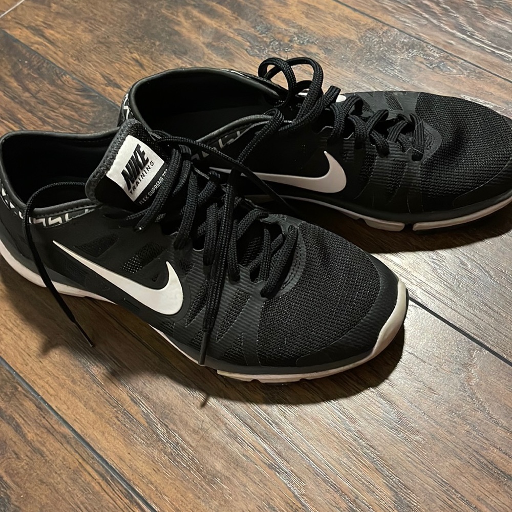 Women Nike tennis shoes